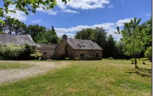 Three bedroom detached stone cottage in the Ploerdut area with approx 6056sq.m of land including a small lake, included with this property is a large stone barn/workshop, store/outbuilding and a ruin.