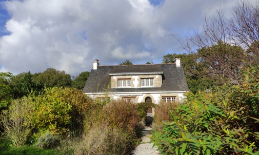Set in a small hamlet, 5 bedr. house with garage. Garden with well. 5 530 m²